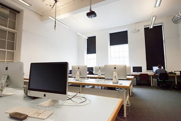 How Office Cubicles Have Evolved: From Privacy Pods to Collaborative Spaces 3 workstation 415138 1280